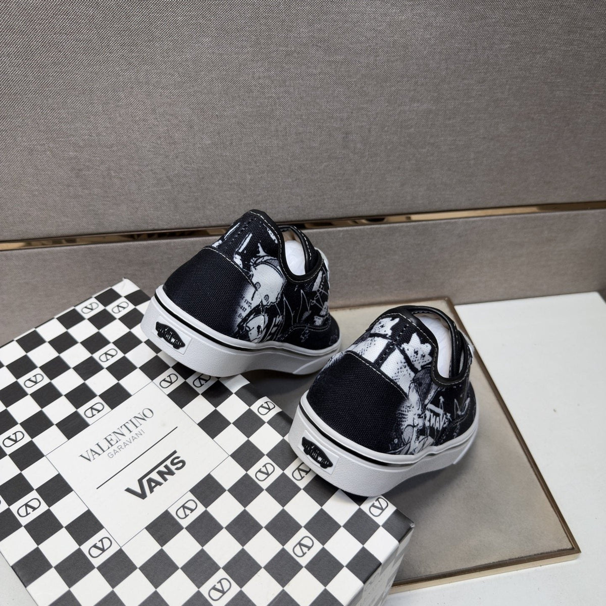 Vans Black Graphic Low-Top Sneakers - White Foxing And Outsole